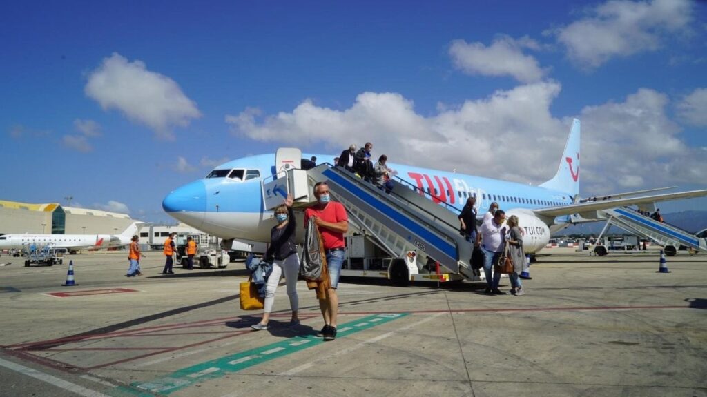 aeropuerto turistas plan piloto avion TUI