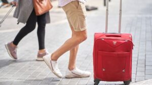 turistas-mascarilla-palma-maleta