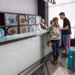recepci&oacute;n de hotel con turistas