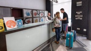 recepci&oacute;n de hotel con turistas