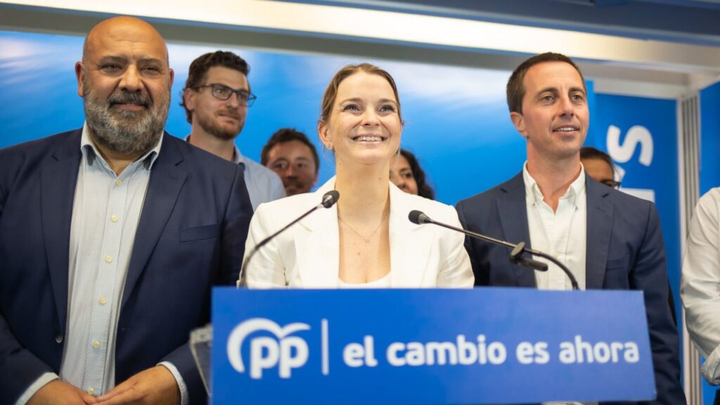 Marga Prohens, Jaime Martínez y Llorenç Galmés celebran la victoria electoral en su sede
