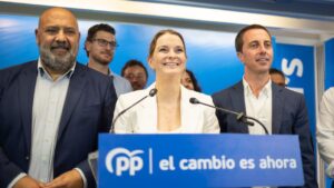 Marga Prohens, Jaime Mart&iacute;nez y Lloren&ccedil; Galm&eacute;s celebran la victoria electoral en su sede