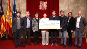 La presidenta del Govern, Marga Prohens, entrega cheque a la Felib.