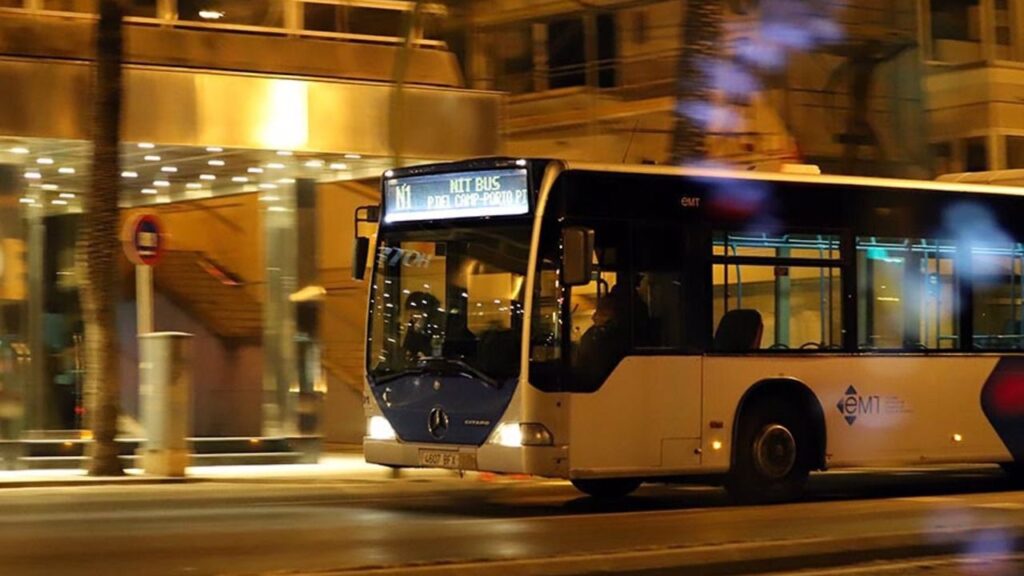 Imagen de archivo de un 'NitBus' de la EMT circulando por Palma.