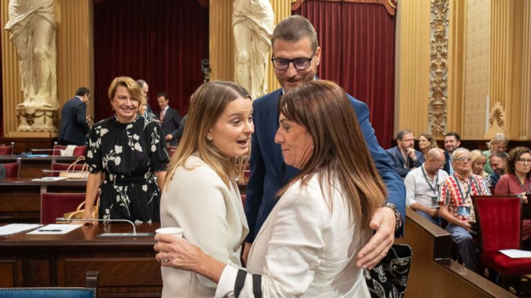 Marga Prohens saluda a Manuela Cañadas en el Parlament, ante Sebastià Sagreras.
