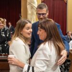 Marga Prohens saluda a Manuela Cañadas en el Parlament, ante Sebastià Sagreras.