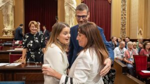 Marga Prohens saluda a Manuela Ca&ntilde;adas en el Parlament, ante Sebasti&agrave; Sagreras.