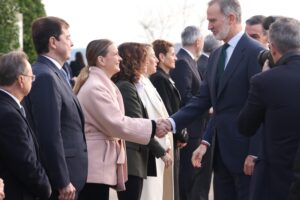 La presidenta del Govern, Marga Prohens, saluda al rey Felipe VI.
