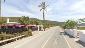 Carretera que atraviesa Sant Francesc de ses Salines.