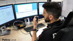 Agente de la Polic&iacute;a Local de Palma en la sala del 092