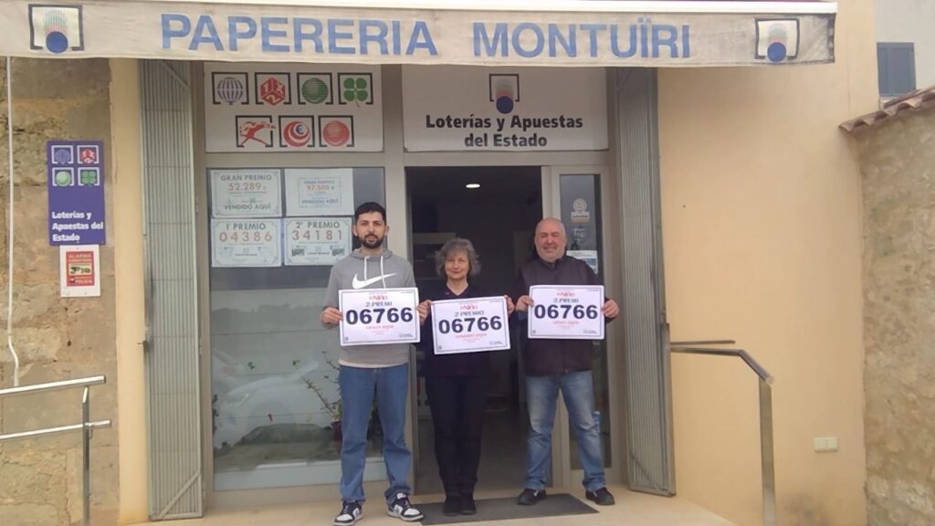 Los propietarios de la administración de Montuïri exhiben el cartel de 'Vendido Aquí'.