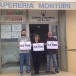 Los propietarios de la administración de Montuïri exhiben el cartel de 'Vendido Aquí'.