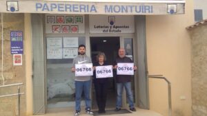 Los propietarios de la administraci&oacute;n de Montu&iuml;ri exhiben el cartel de 'Vendido Aqu&iacute;'.