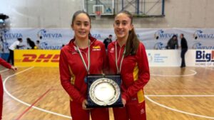 Las jugadoras Aina Mas y Mar&iacute;a Vallespir