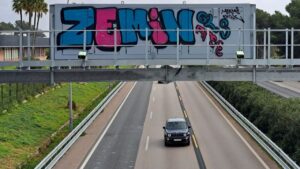 P&oacute;rtico informativo ubicado en la Ma-19 a la altura del Coll d'en Rabassa.