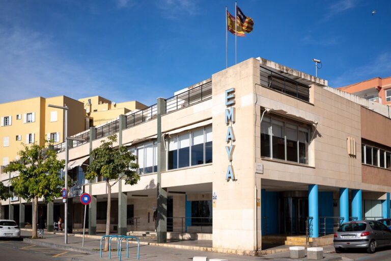 Sede principal de la empresa pública EMAYA en la calle Joan Maragall de Palma.