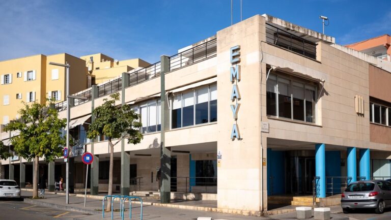 Sede principal de la empresa pública EMAYA en la calle Joan Maragall de Palma.