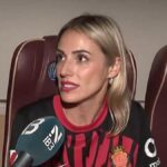 La esposa de Dani Rodríguez, Cristina Palavra, atendiendo a IB3 Televisió.