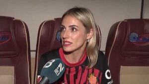 La esposa de Dani Rodr&iacute;guez, Cristina Palavra, atendiendo a IB3 Televisi&oacute;.