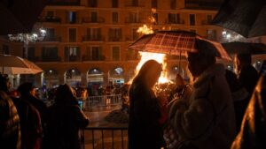 La lluvia y el viento amenazan la revetla de Sant Sebasti&agrave;