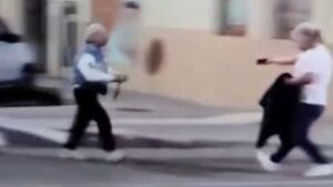 El detenido amenazando con un cuchillo a un joven en plena calle.