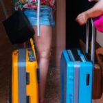 Turistas llegando con maletas a un piso alquilado