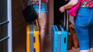 Turistas llegando con maletas a un piso alquilado