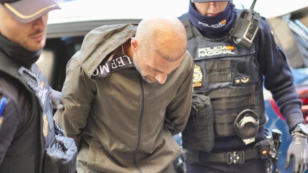 George Virgiliu Teianu, sospechoso de asesinar a su pareja, conducido por la Policía al juzgado.