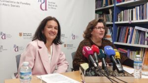 La directora del IB-Dona, Catalina Salom, y la consellera de Familias y Asuntos Sociales, Catalina Cirer, en la presentaci&oacute;n del nuevo n&uacute;mero de tel&eacute;fono.