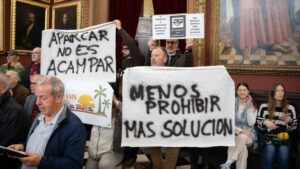 Los caravanistas, mostrando sus pancartas durante el pleno de Cort.