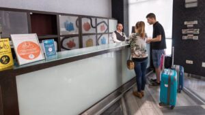 recepci&oacute;n de hotel con turistas