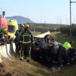 Así ha quedado el coche después de las vueltas de campana y el incendio.