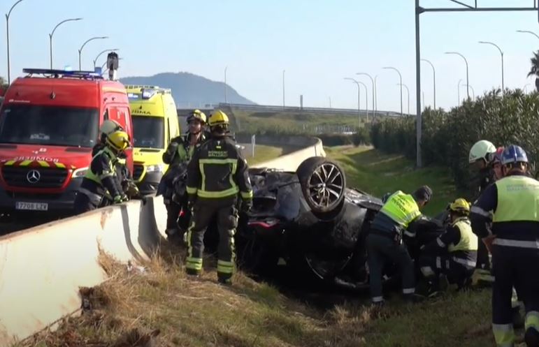 Así ha quedado el coche después de las vueltas de campana y el incendio.