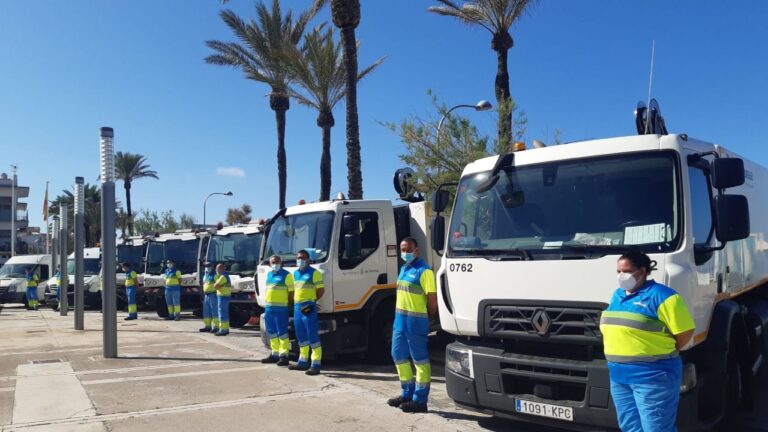 Empleados de Emaya durante la presentación de una campaña de refuerzo.