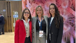 En el centro de la imagen, la directora comercial de Blau Hotels, Marga Alemany, junto a miembros de su equipo, en FITUR