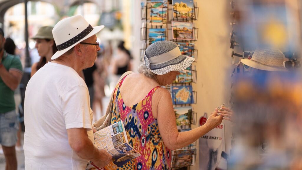 www.mallorcadiario.com fotos 1 485772 turistas maletas calor mercado trabajadores 16