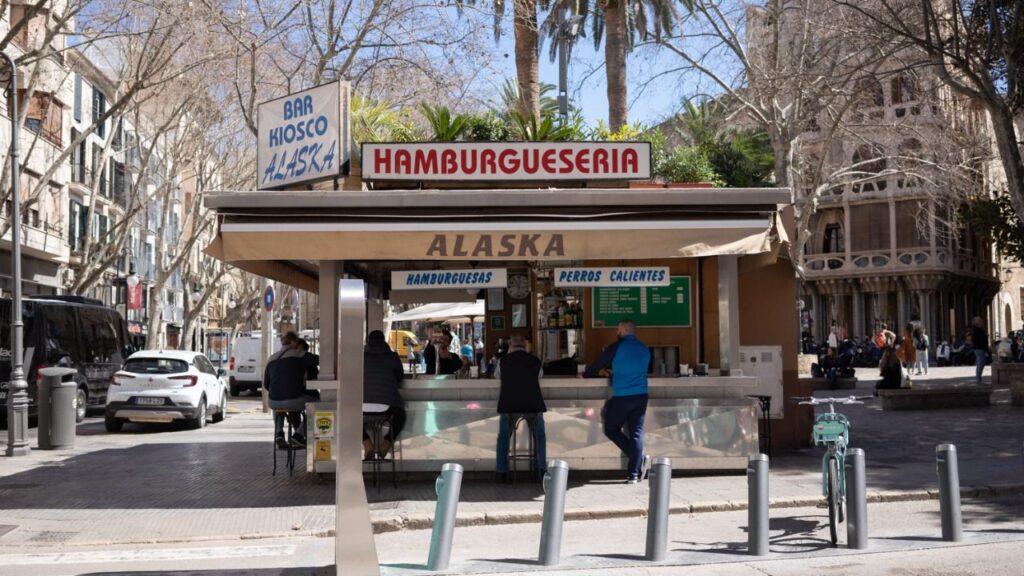 www.mallorcadiario.com fotos 1 485841 turistas parc de la mar manteros 139