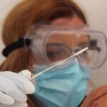 El covid se cuela en verano: las farmacias de Baleares duplican la venta de test