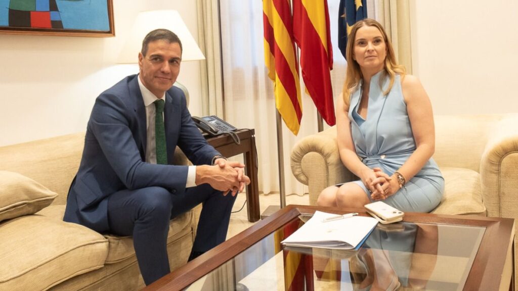 Encuentro en Palma entre Pedro Sánchez y Marga Prohens en julio de 2024.