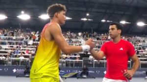 Shelton y Munar, en el saludo al t&eacute;rmino del partido.