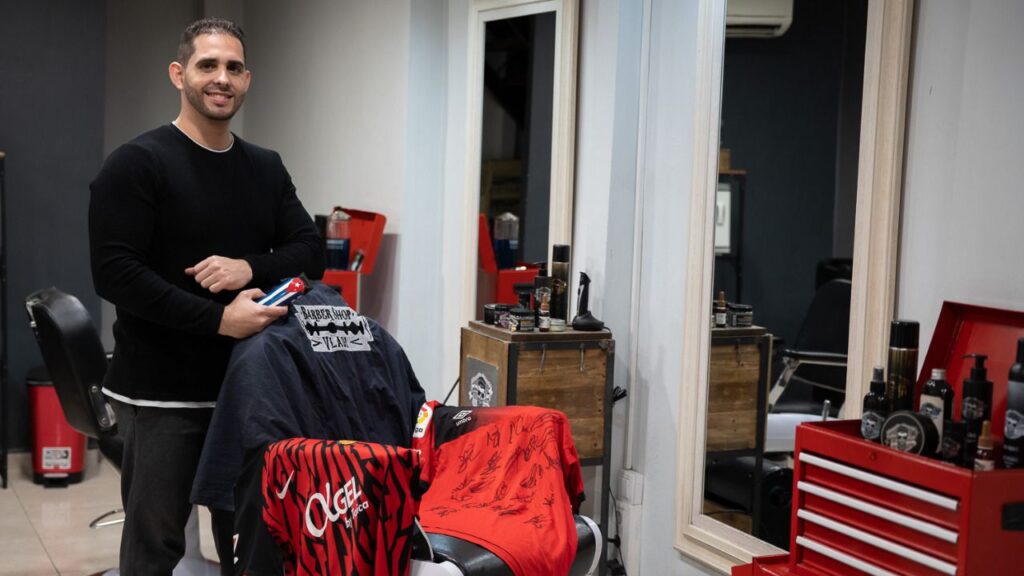 www.mallorcadiario.com fotos 1 485997 barbero de las galerias de la plaza mayor vladimir perez 14