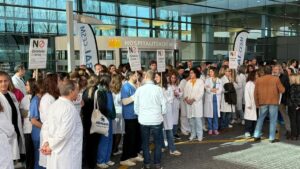 Protestas de los m&eacute;dicos en Son Espases. [Foto: SIMEBAL].