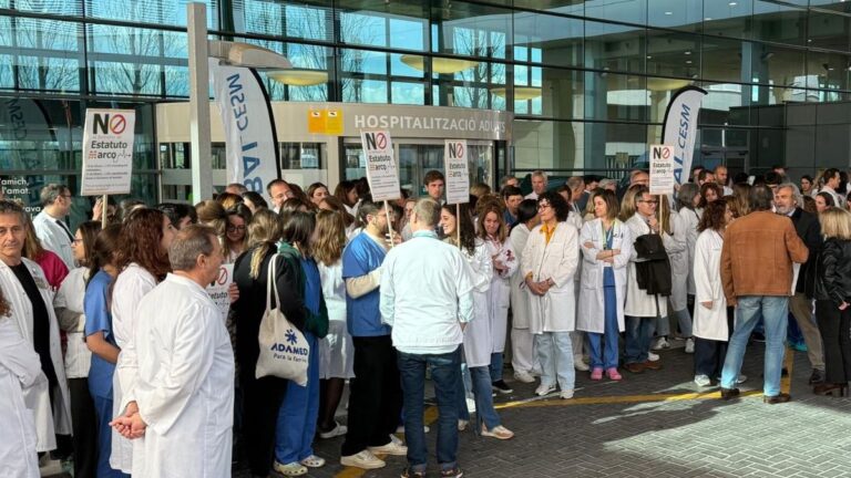 Protestas de los médicos en Son Espases. [Foto: SIMEBAL].
