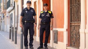 De derecha a izquierda, Rafel Coves, coordinador del programa Polic&iacute;a Tutor y Biel Cardell, polic&iacute;a tutor en S&oacute;ller.