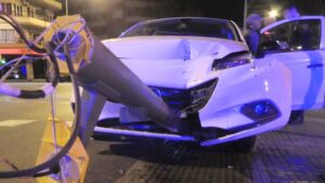 As&iacute; qued&oacute; el coche tras el impacto contra el sem&aacute;foro.