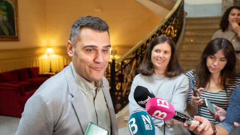 www.mallorcadiario.com fotos 1 486060 albert salas toma posesion de su cargo ante la mesa del parlament 1