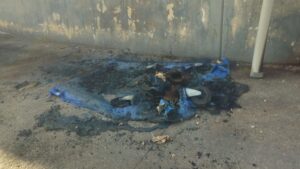 Uno de los contenedores, totalmente calcinado.