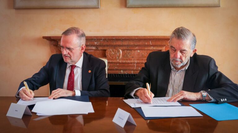 Firma del convenio de la UIB y de la Fundación Cristobal Colón de Mallorca