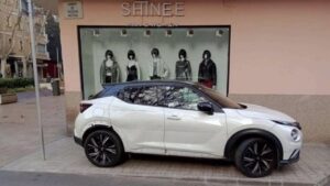 Coche aparcado sobre una acera en Palma. - VIANANTS MALLORCA