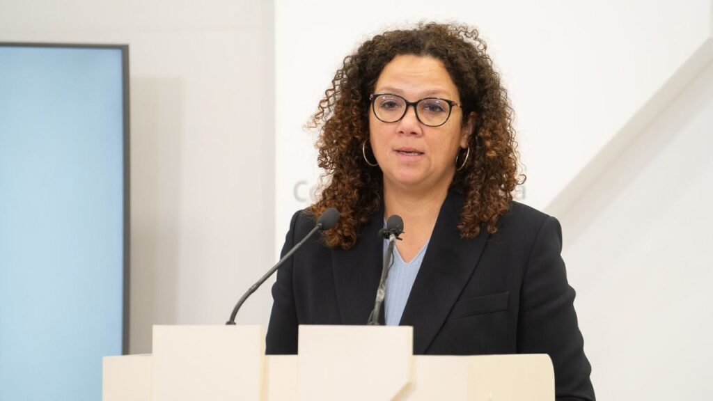 Foto de archivo de una rueda de prensa de Catalina Cladera.